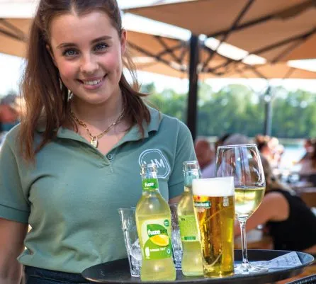 Bar-bediening-Strandhuys