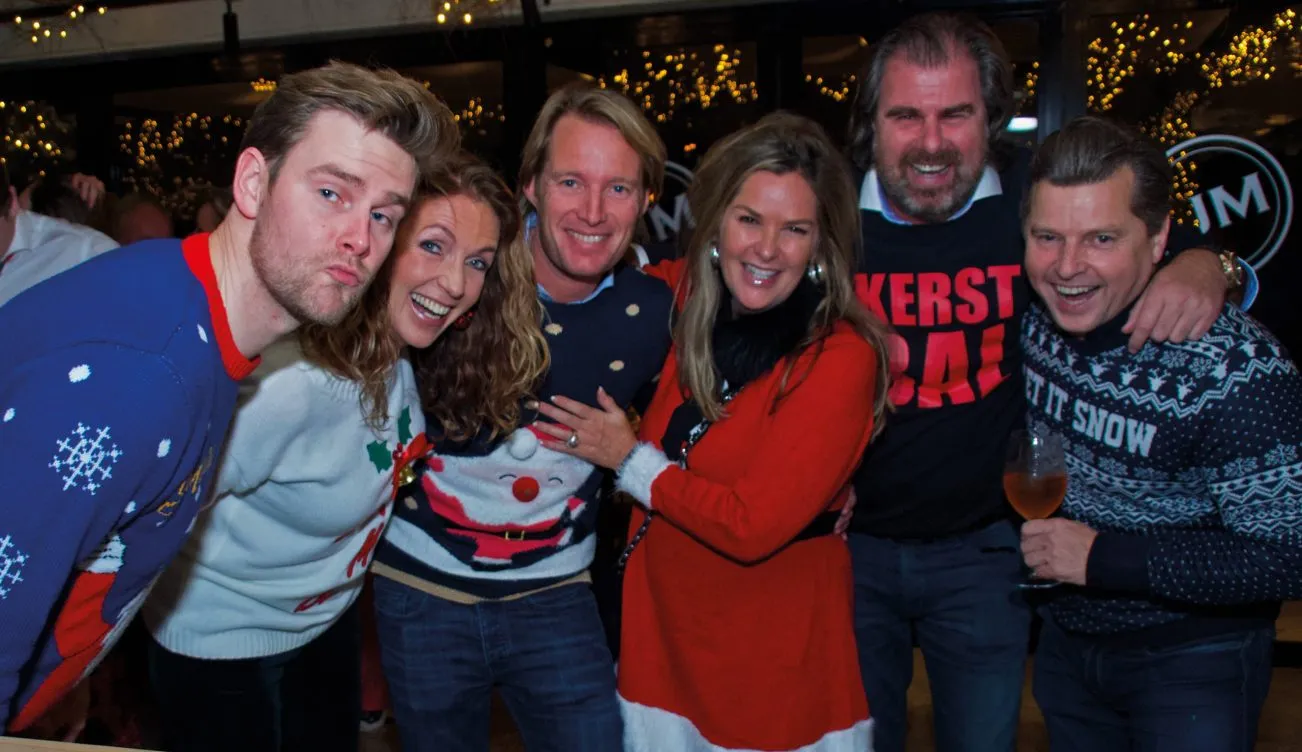 Foute-Kersttruien-borrel