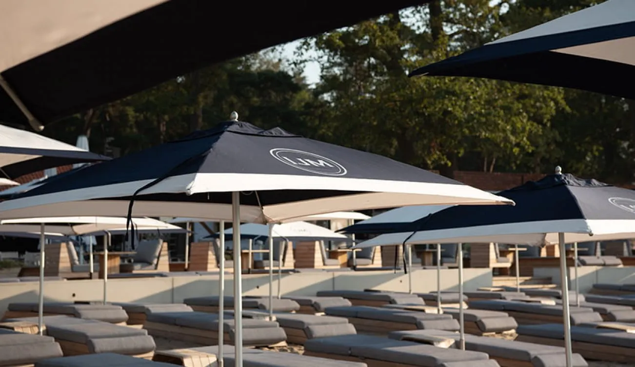 Lounge-area-ligbedjes-Strandbad